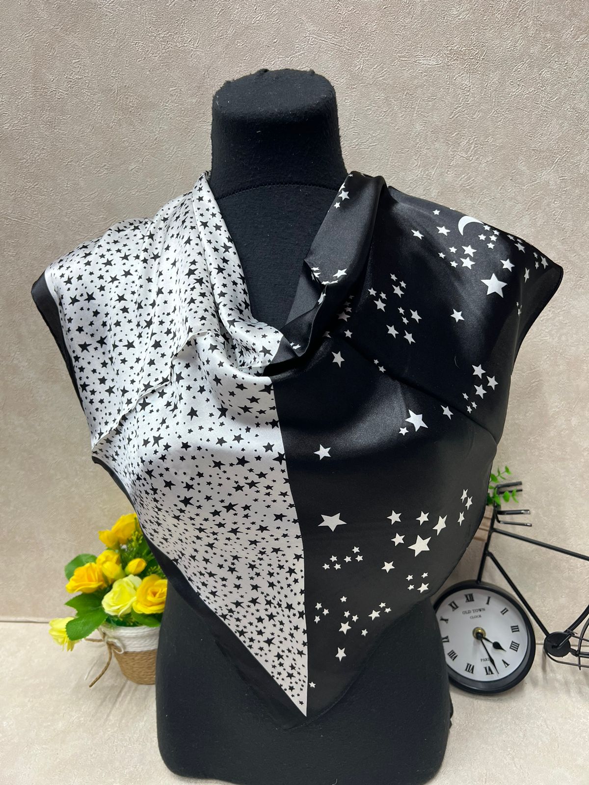 На фото 1 - Женский шейный   платок из шелка , мультицвет