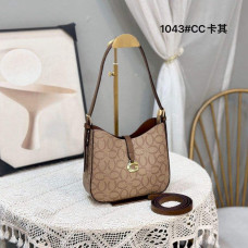 На фото 1 - Женская сумка из искусственной кожи мультицвет