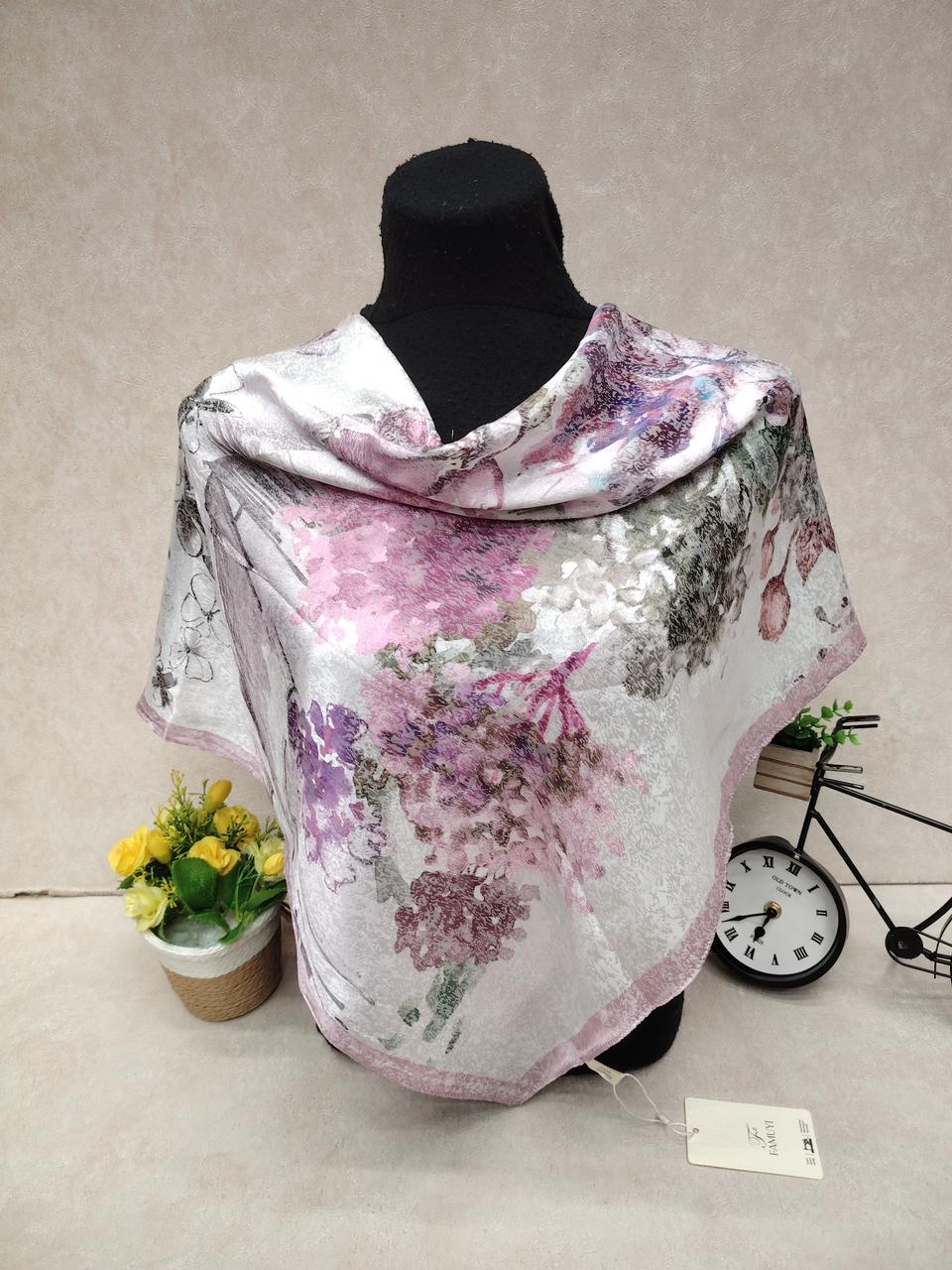 На фото 1 - Женский платок из шёлка, мультицвет
