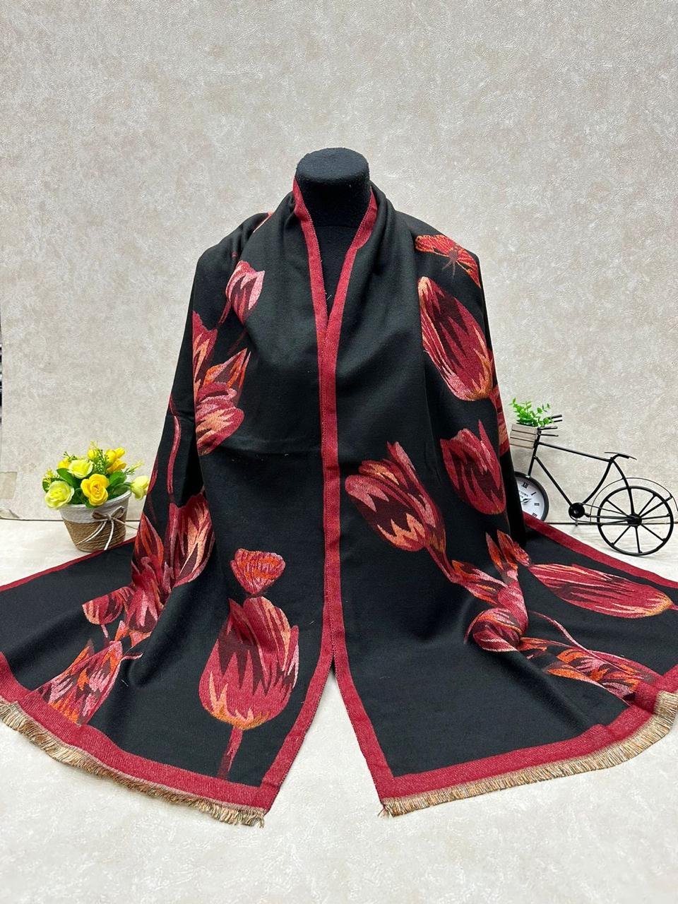 На фото 1 - Мягкий палантин из кашемира мультицвет