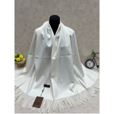 На фото 1 - Мягкий палантин из шерсти, цвет молочный На фото 1 - Мягкий палантин из шерсти, цвет молочный