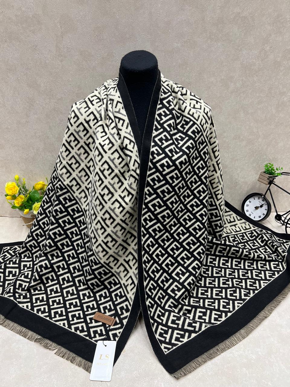 На фото 1 - Мягкий палантин из кашемира мультицвет