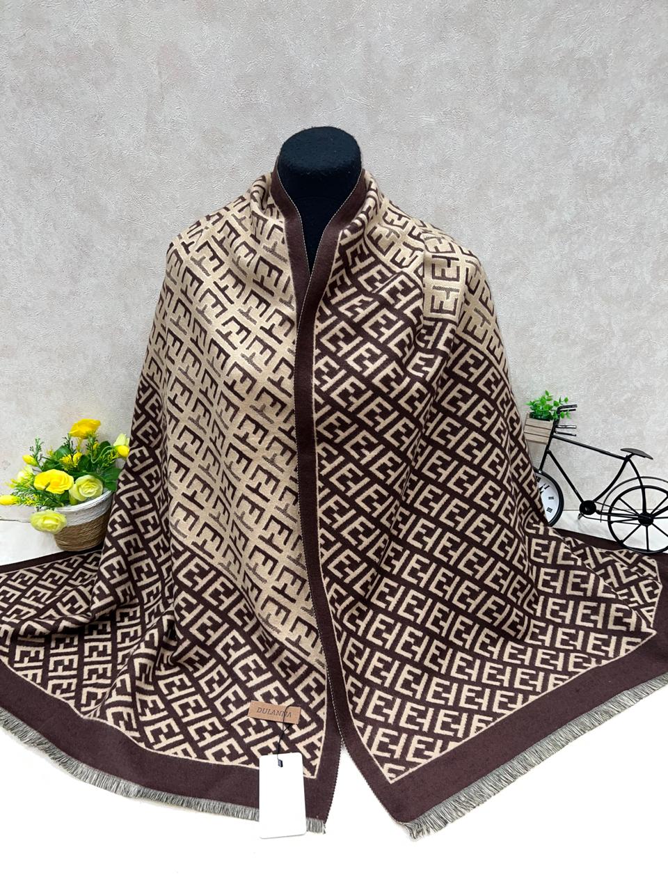 На фото 1 - Мягкий палантин из кашемира мультицвет