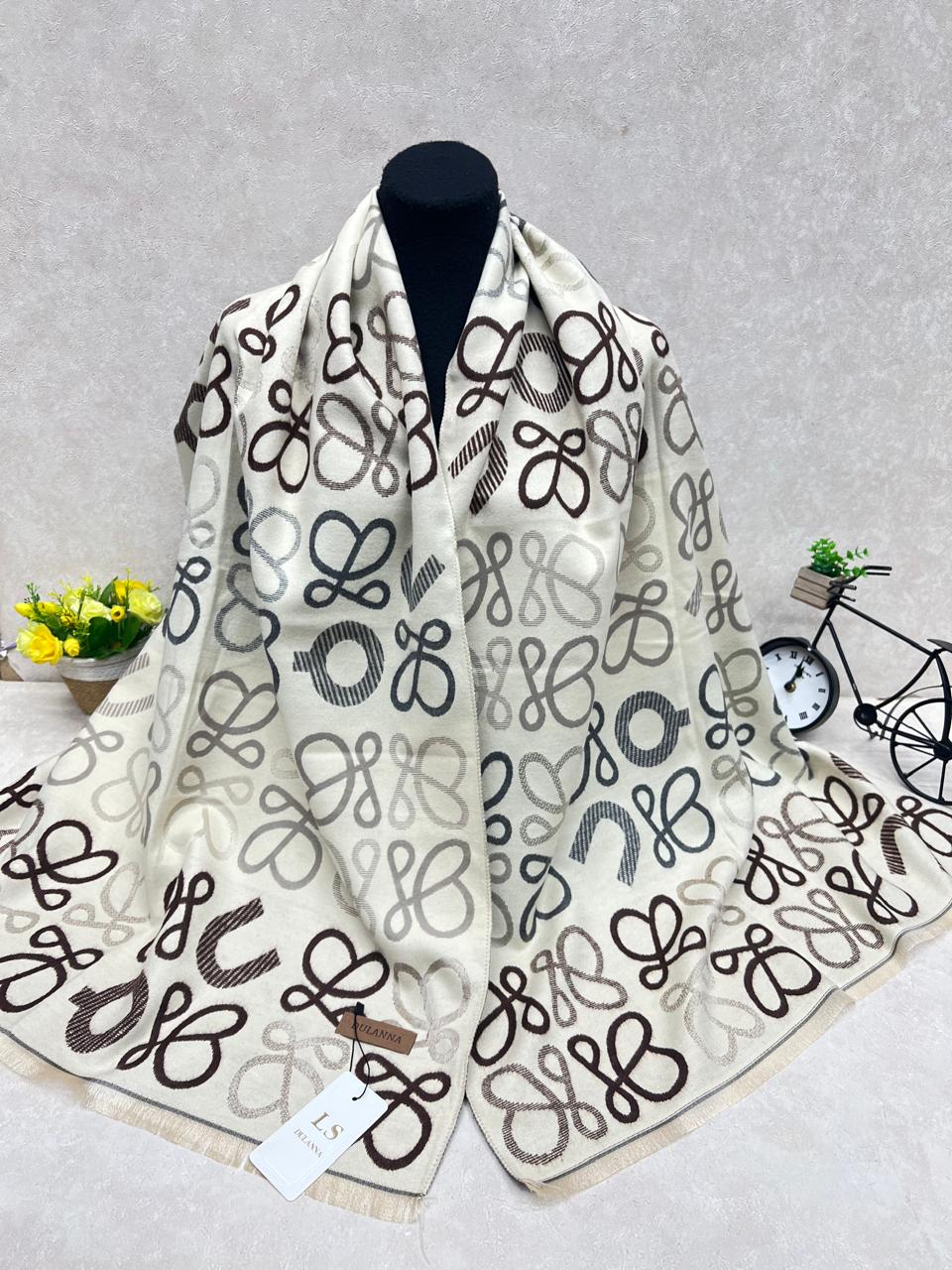 На фото 1 - Мягкий палантин из кашемира мультицвет