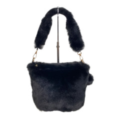 На фото 2 - Женская сумка из искусственного меха, цвет черный