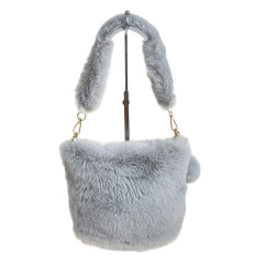 На фото 2 - Женская сумка из искусственного меха, цвет светло серый