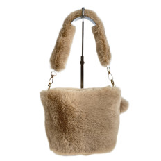 На фото 2 - Женская сумка из искусственного меха, цвет светло коричневый