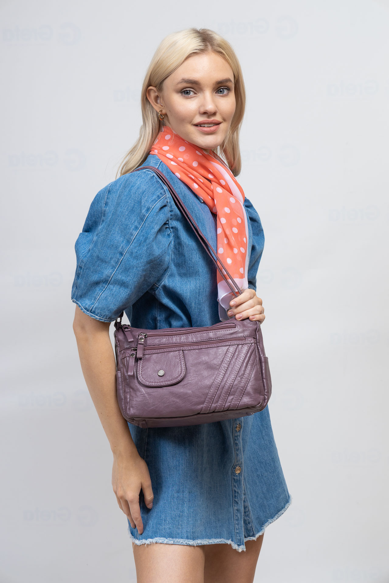 На фото 2 - Женская сумка из искусственной кожи, цвет фиолетовый