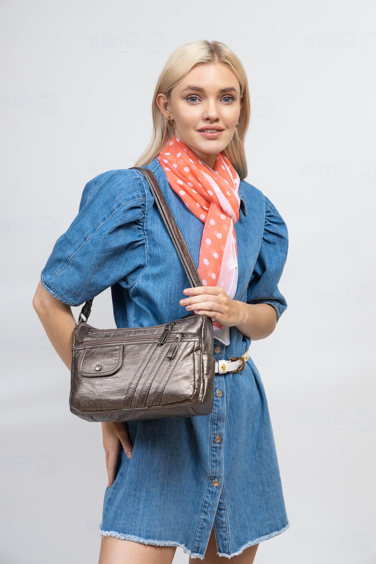 На фото 2 - Женская сумка из искусственной кожи, цвет золото