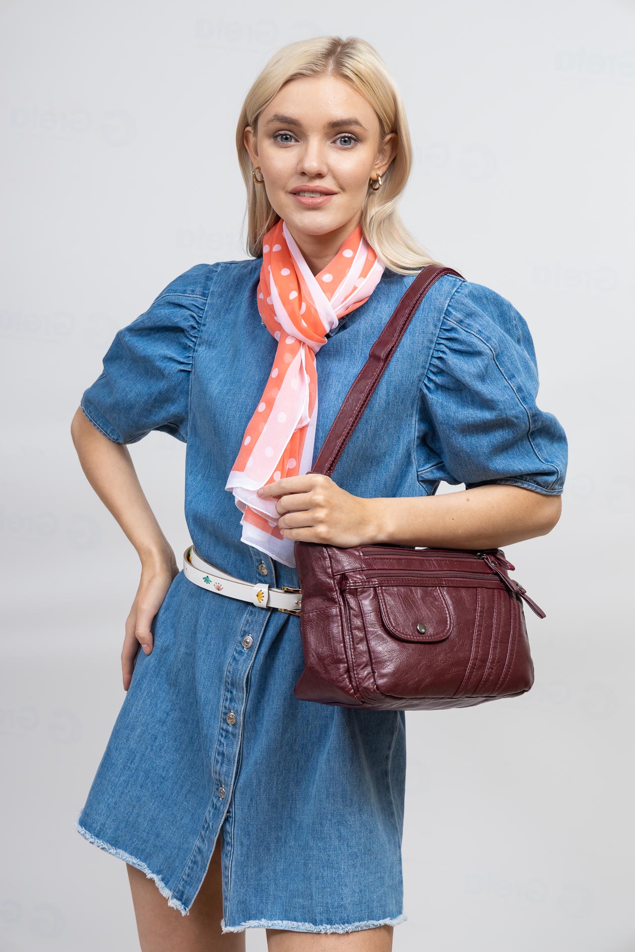 На фото 2 - Женская сумка из искусственной кожи, цвет бордовый