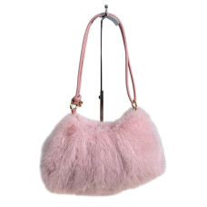 На фото 1 - Женская сумка из искусственного меха, цвет розовый