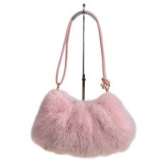 На фото 2 - Женская сумка из искусственного меха, цвет розовый