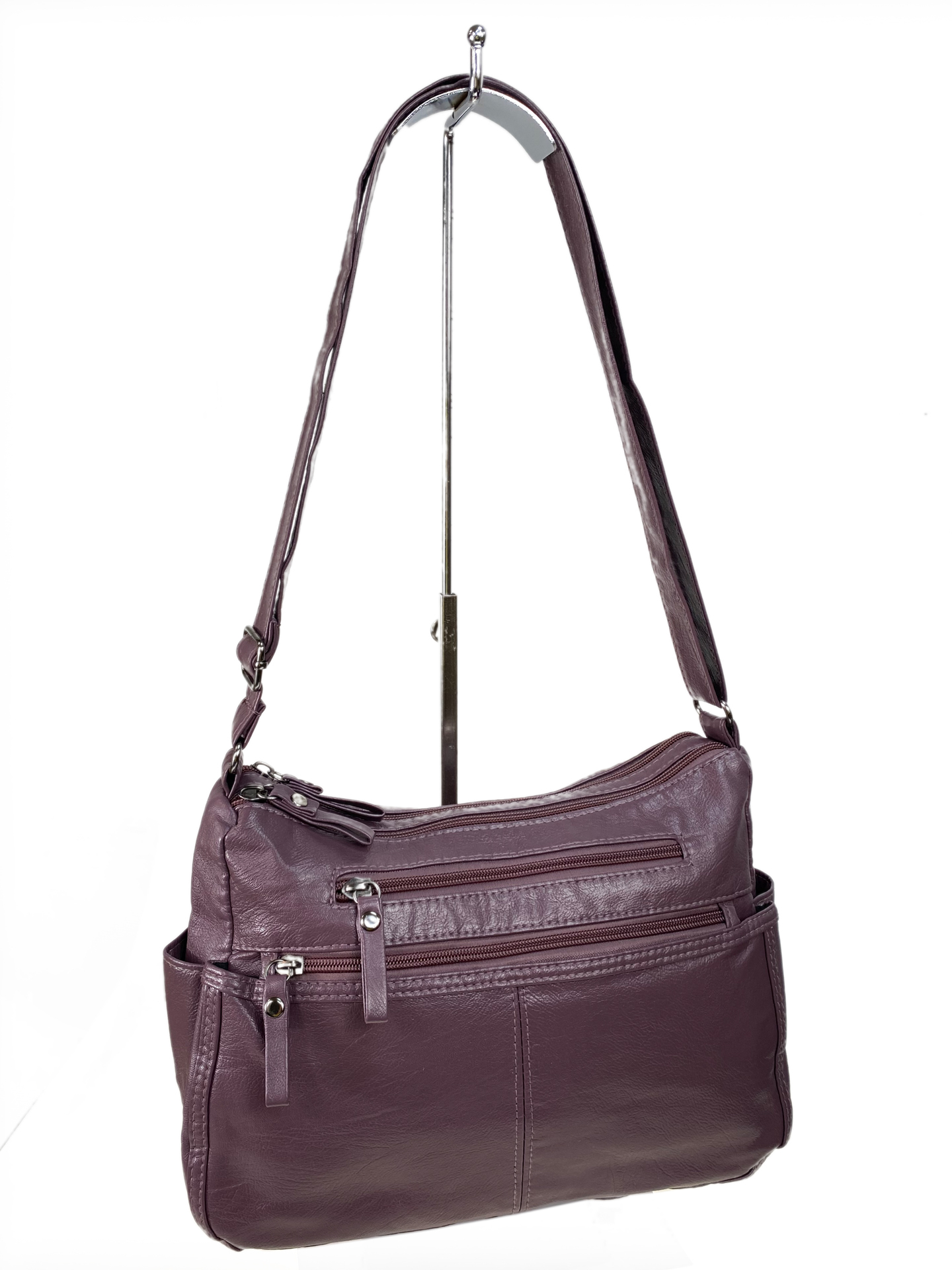 На фото 1 - Женская сумка из искусственной кожи цвет фиолетовый