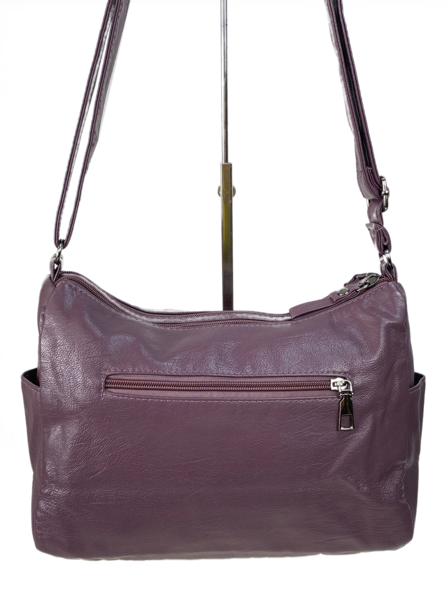 На фото 2 - Женская сумка из искусственной кожи цвет фиолетовый