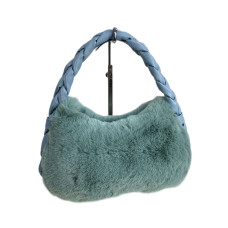 На фото 1 - Женская сумка из искусственного меха, цвет светло зеленый