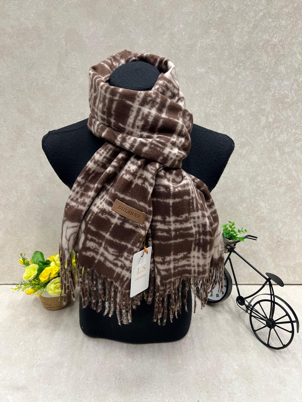 На фото 1 - Мягкий палантин из кашемира мультицвет