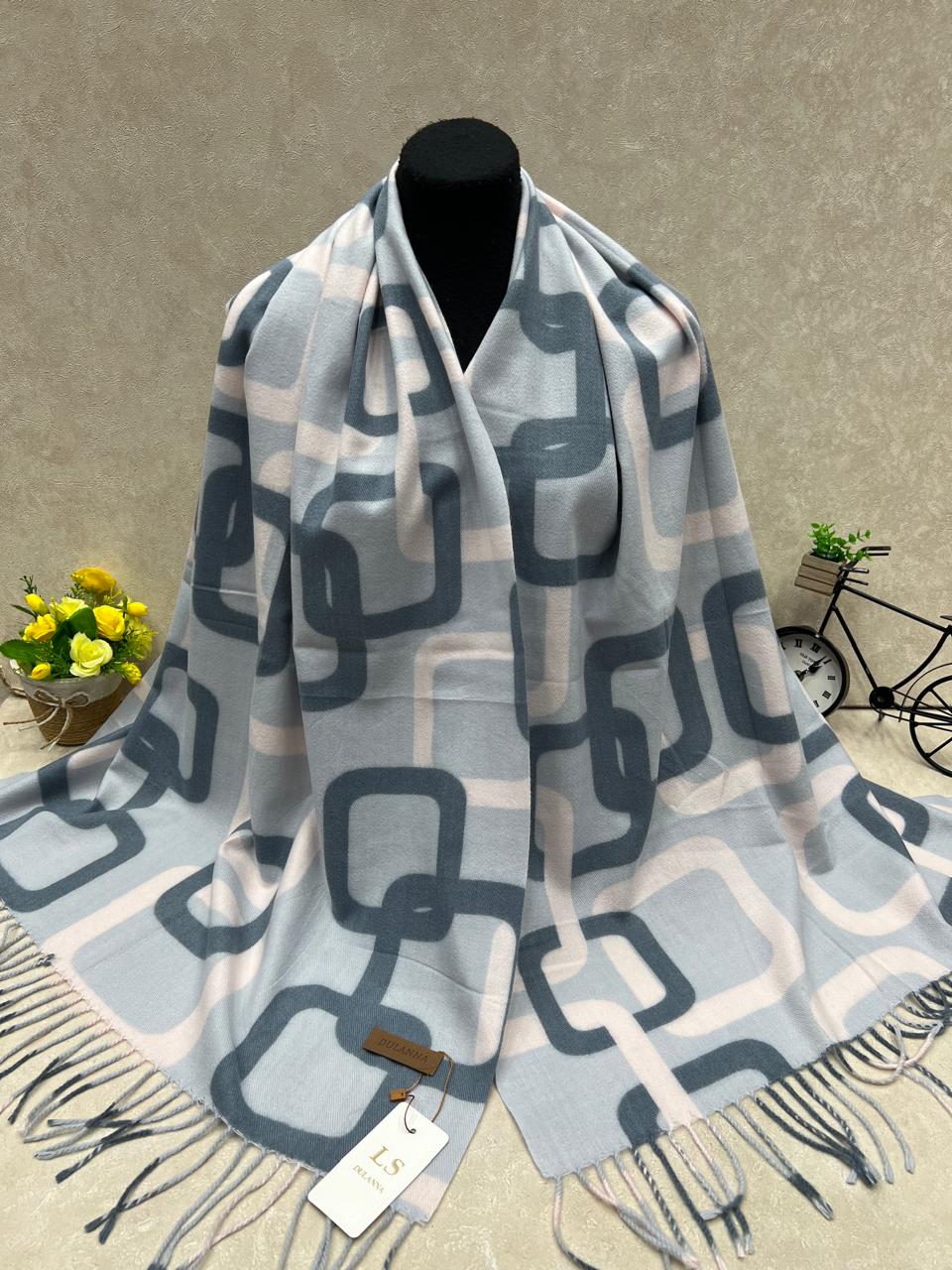 На фото 1 - Мягкий палантин из кашемира мультицвет