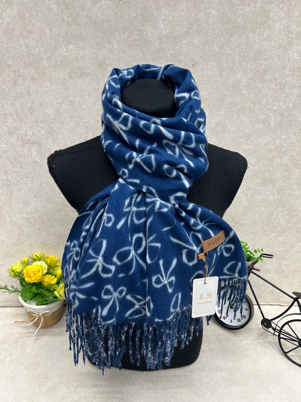 На фото 1 - Мягкий палантин из кашемира мультицвет