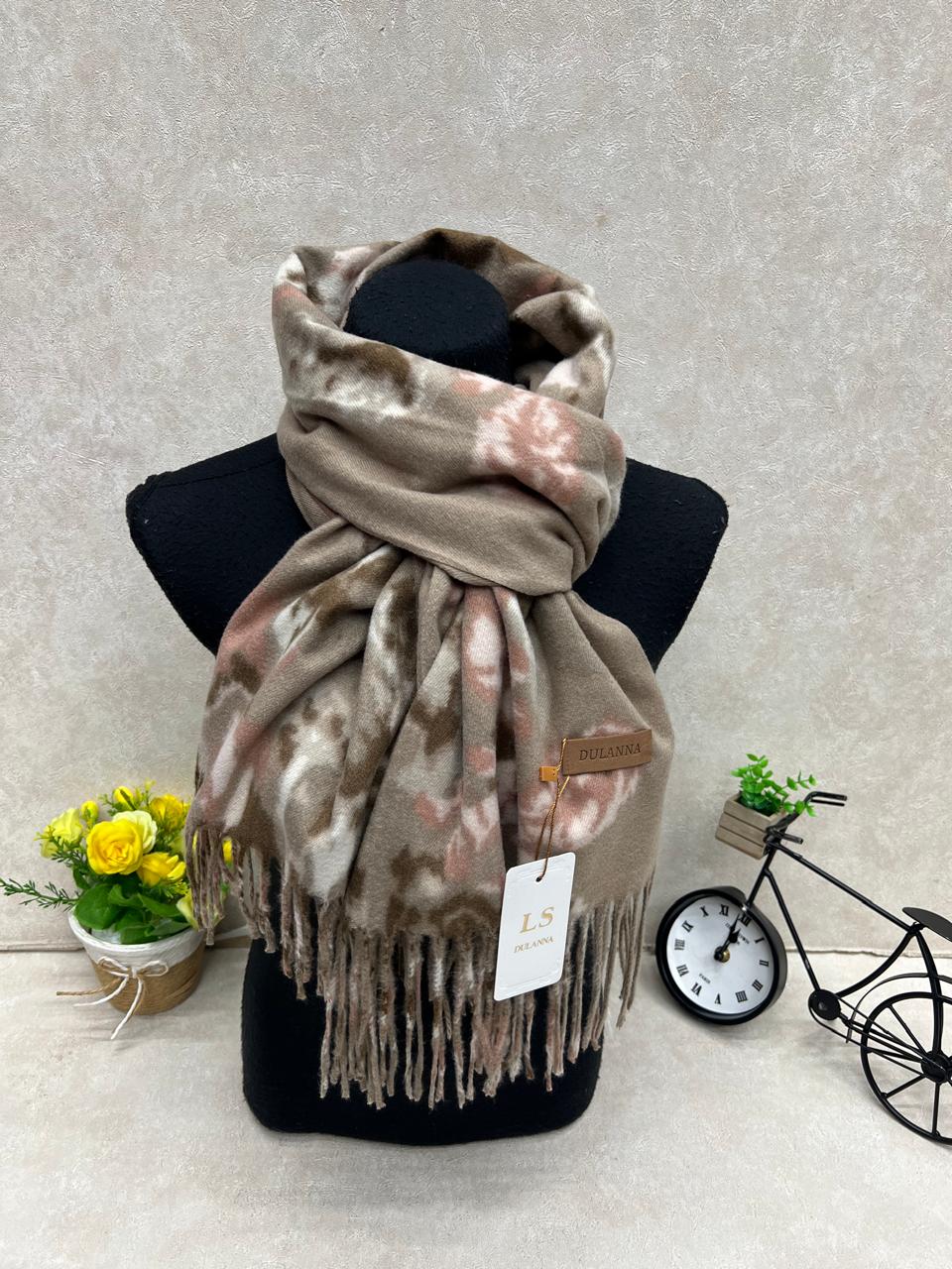 На фото 1 - Мягкий палантин из кашемира мультицвет