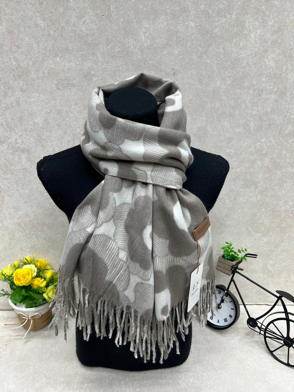 На фото 1 - Мягкий палантин из кашемира мультицвет