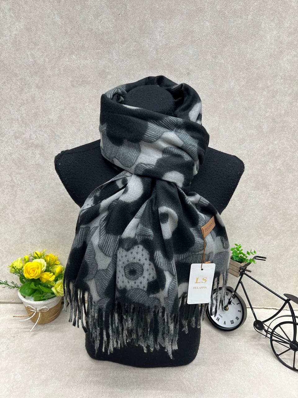 На фото 1 - Мягкий палантин из кашемира мультицвет