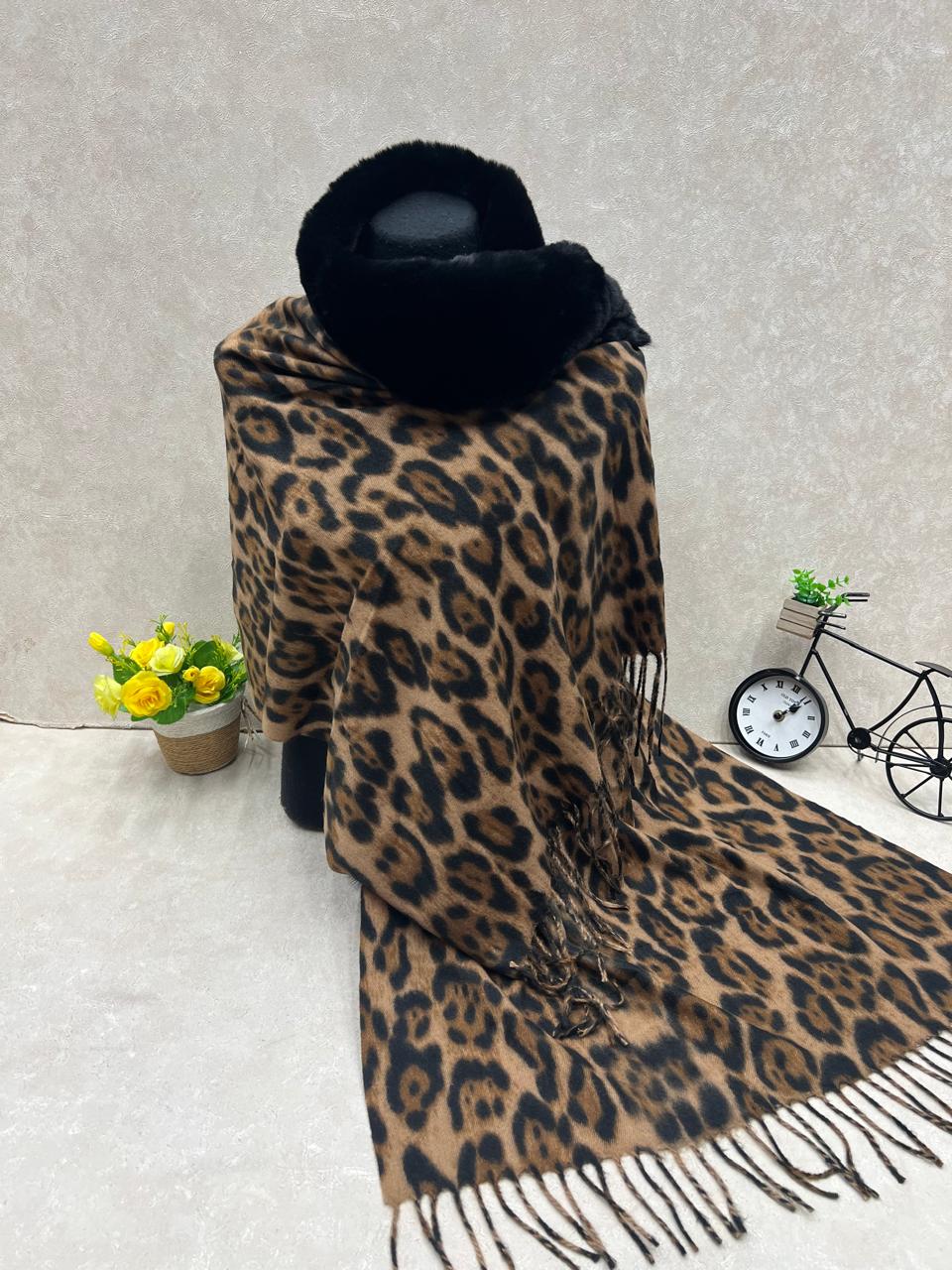 На фото 1 - Мягкий палантин из кашемира с норвковым воротником мультицвет