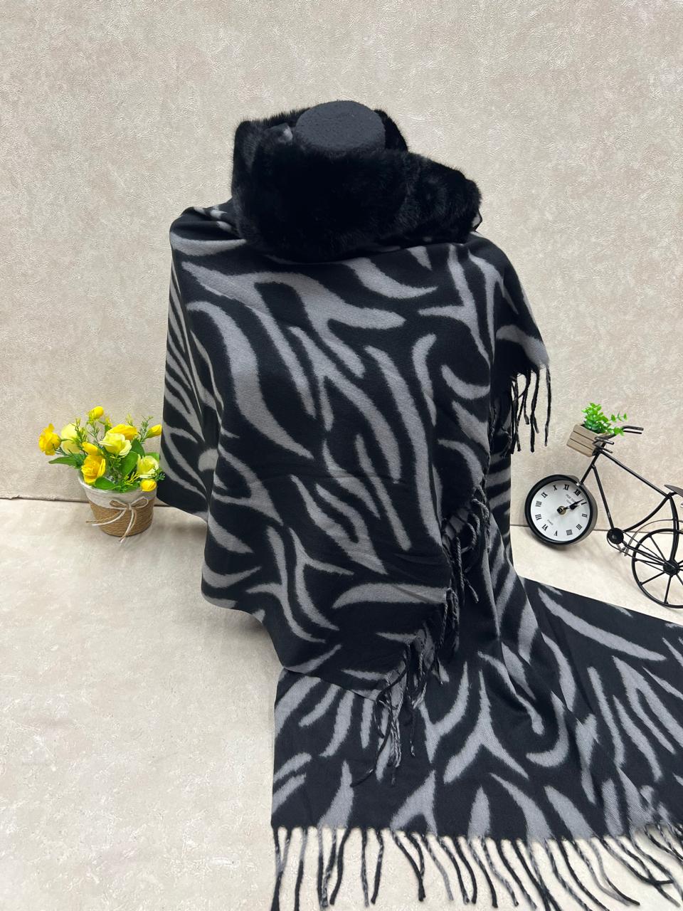 На фото 1 - Мягкий палантин из кашемира с норвковым воротником мультицвет