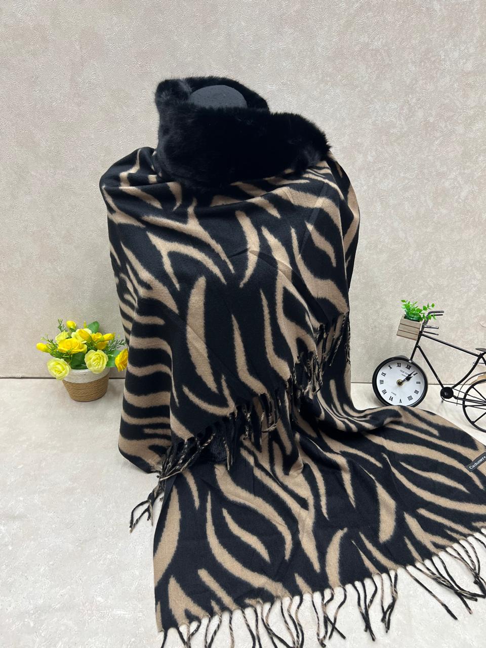 На фото 1 - Мягкий палантин из кашемира с норвковым воротником мультицвет