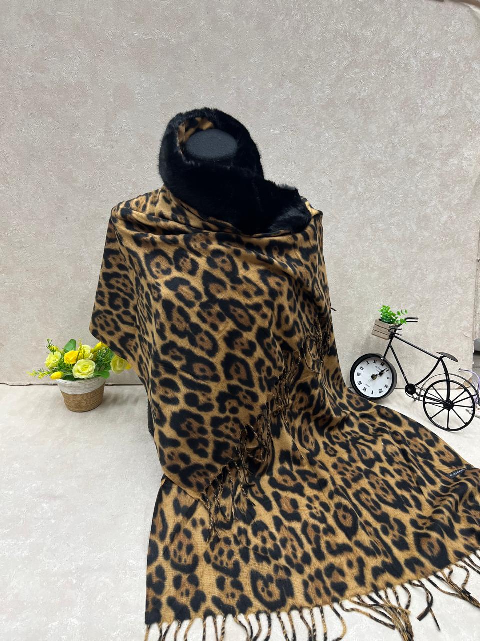 На фото 1 - Мягкий палантин из кашемира с норвковым воротником мультицвет