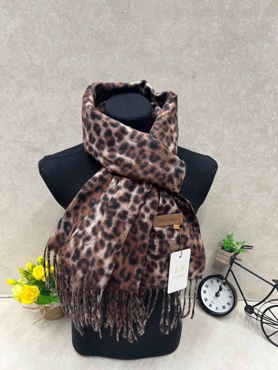 На фото 1 - Мягкий палантин из кашемира мультицвет