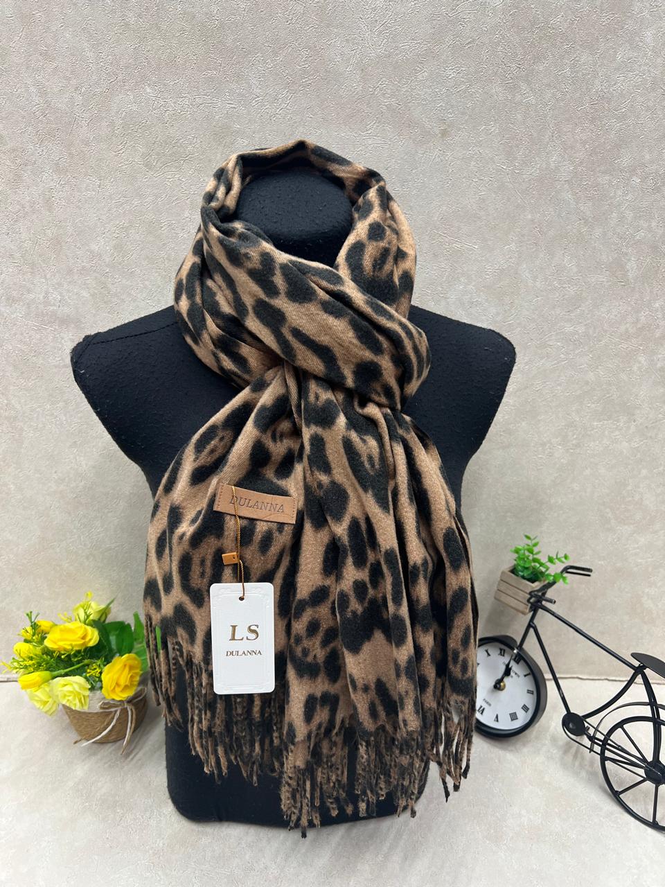 На фото 1 - Мягкий палантин из кашемира мультицвет