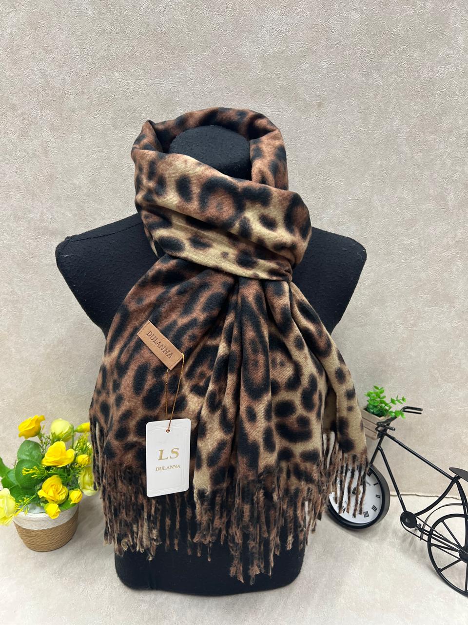 На фото 1 - Мягкий палантин из кашемира мультицвет