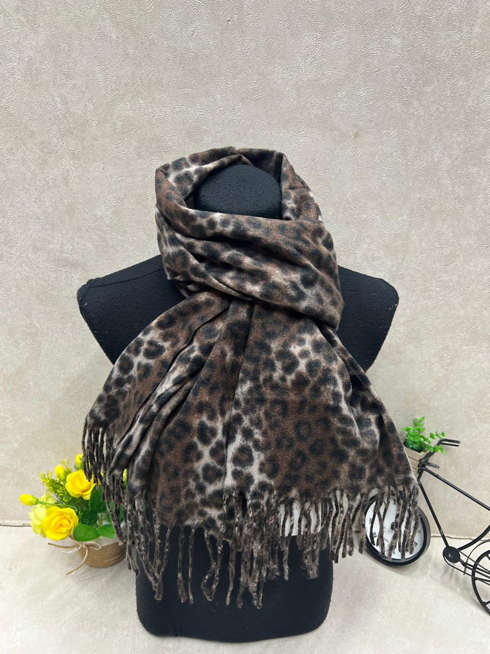 На фото 1 - Мягкий палантин из кашемира мультицвет