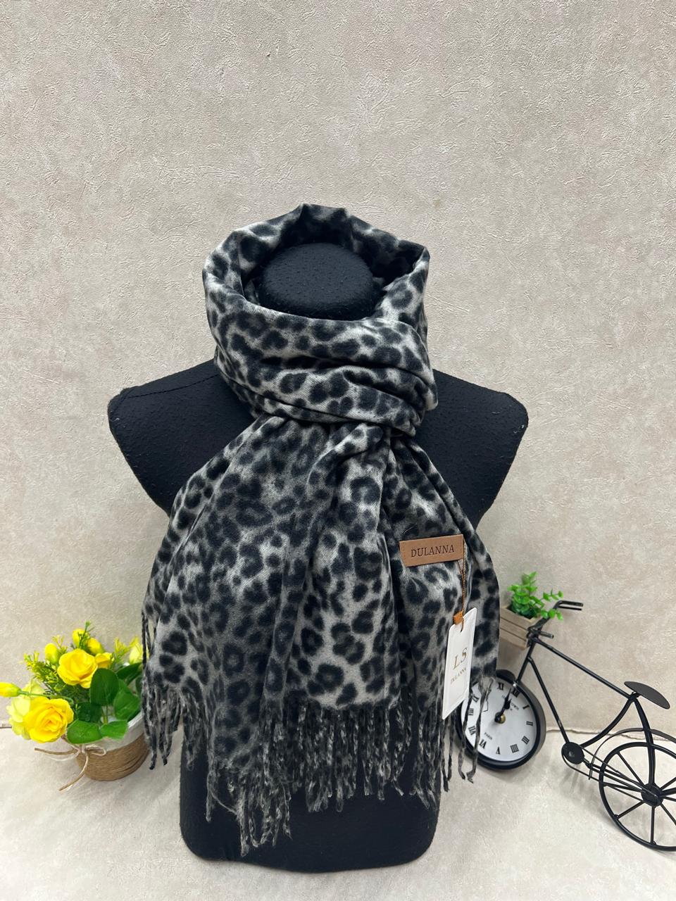 На фото 1 - Мягкий палантин из кашемира мультицвет