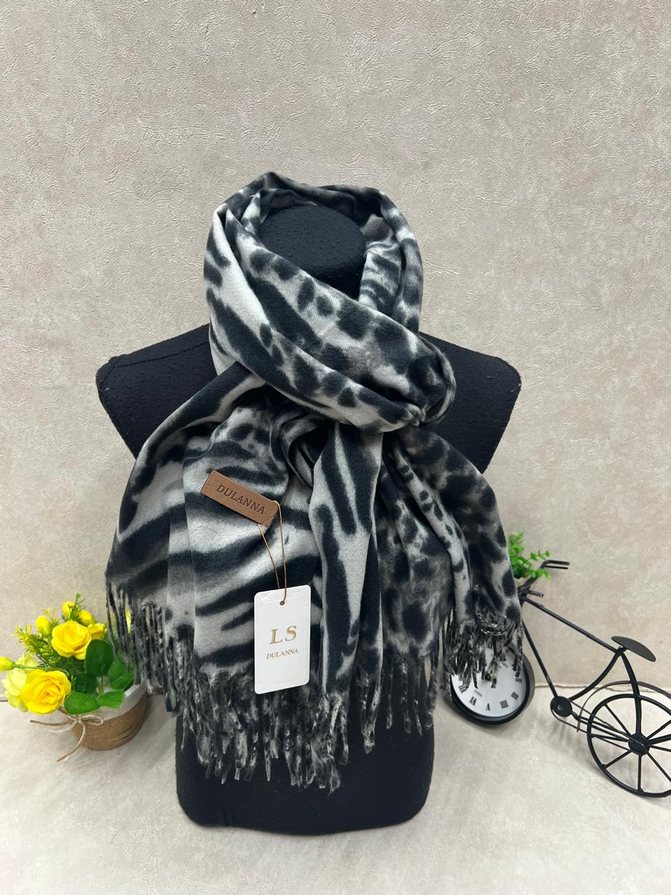 На фото 1 - Мягкий палантин из кашемира мультицвет