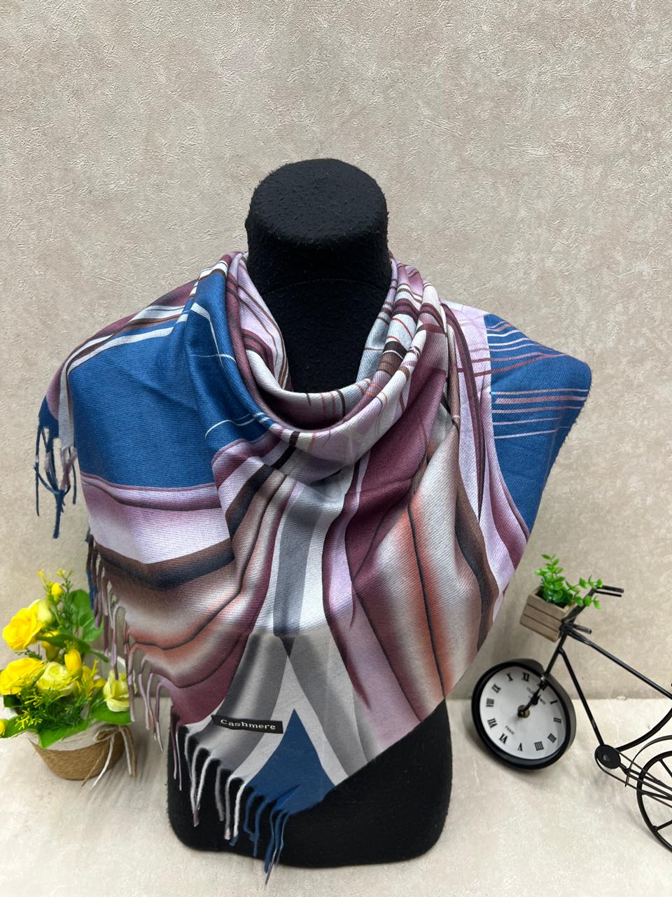 На фото 1 - Платок из кашемира мультицвет