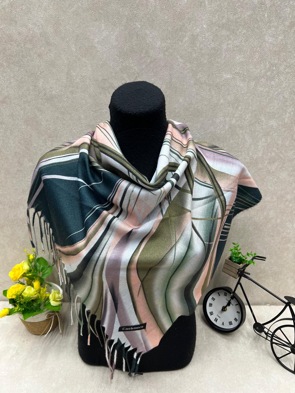 На фото 1 - Платок из кашемира мультицвет