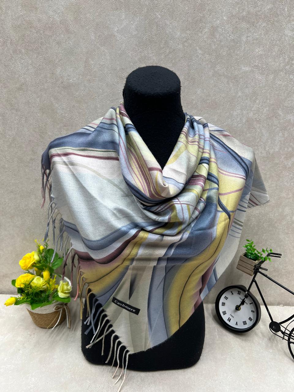 На фото 1 - Платок из кашемира мультицвет