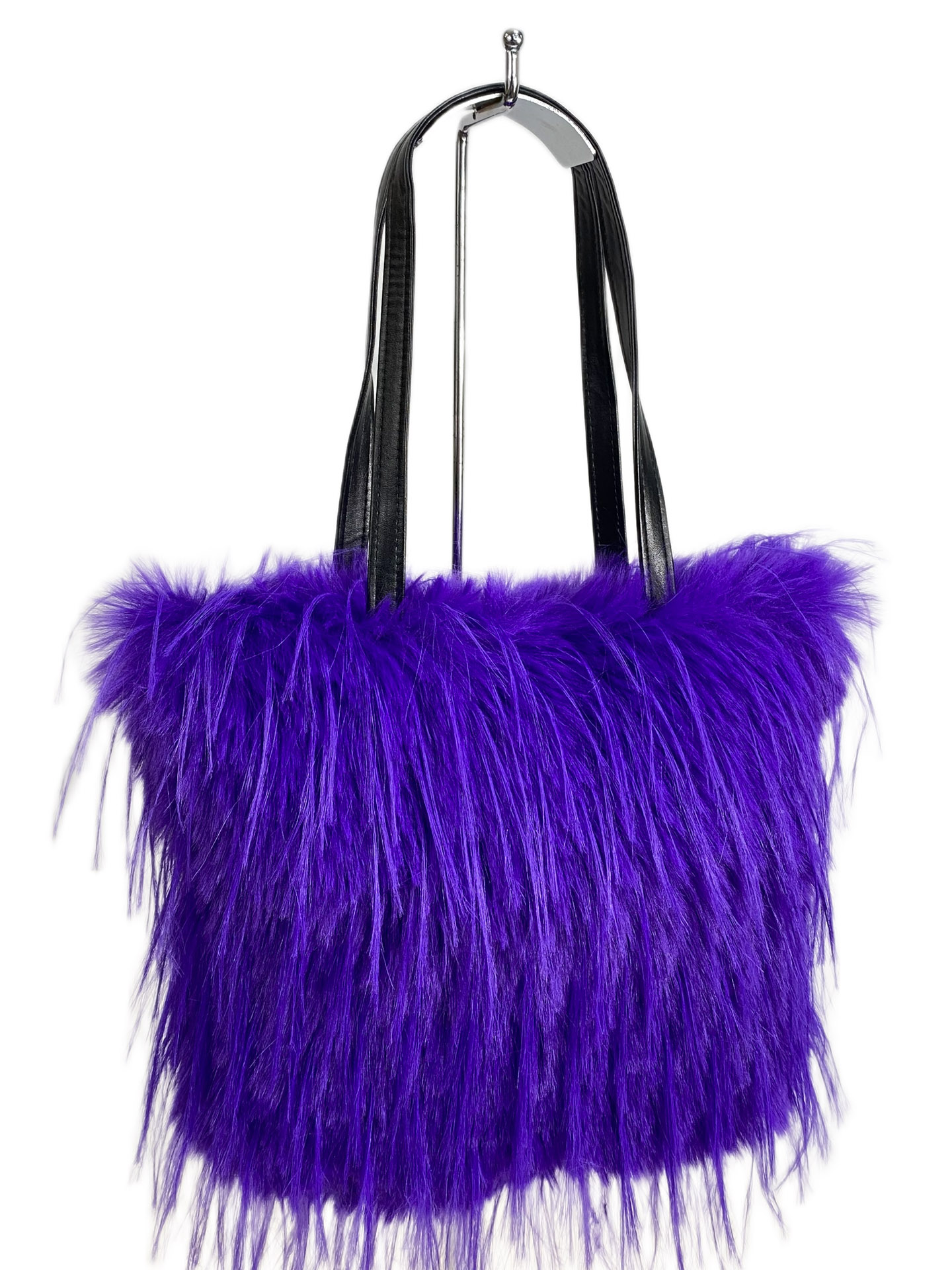 На фото 1 - Женская сумка из искусственного меха, цвет фиолетовый