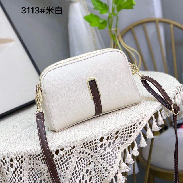 На фото 1 - Женская сумка из искусственной кожи, цвет белый