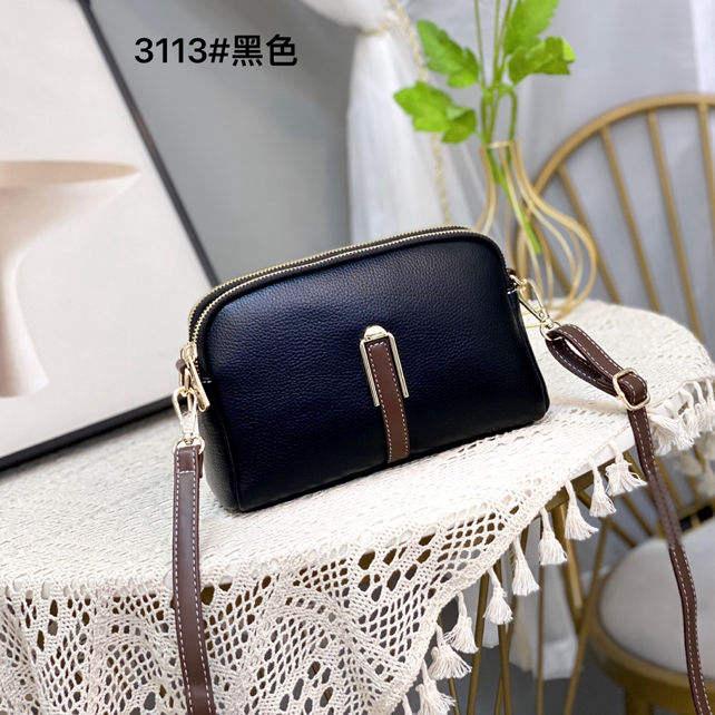 На фото 1 - Женская сумка из искусственной кожи, цвет черный