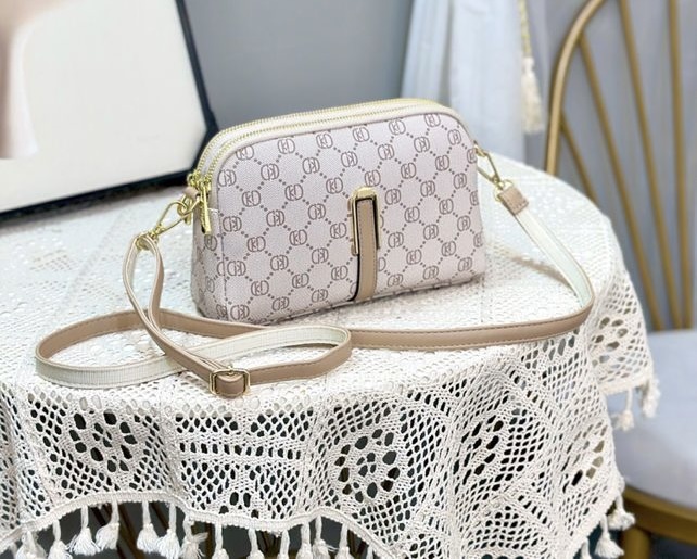 На фото 1 - Женская сумка из искусственной кожи мультицвет