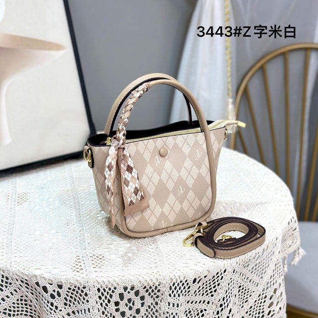 На фото 1 - Женская сумка из искусственной кожи мультицвет