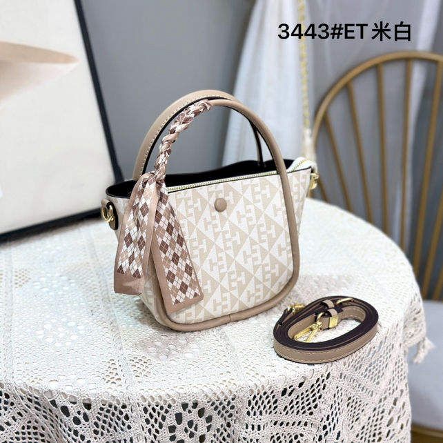 На фото 1 - Женская сумка из искусственной кожи мультицвет