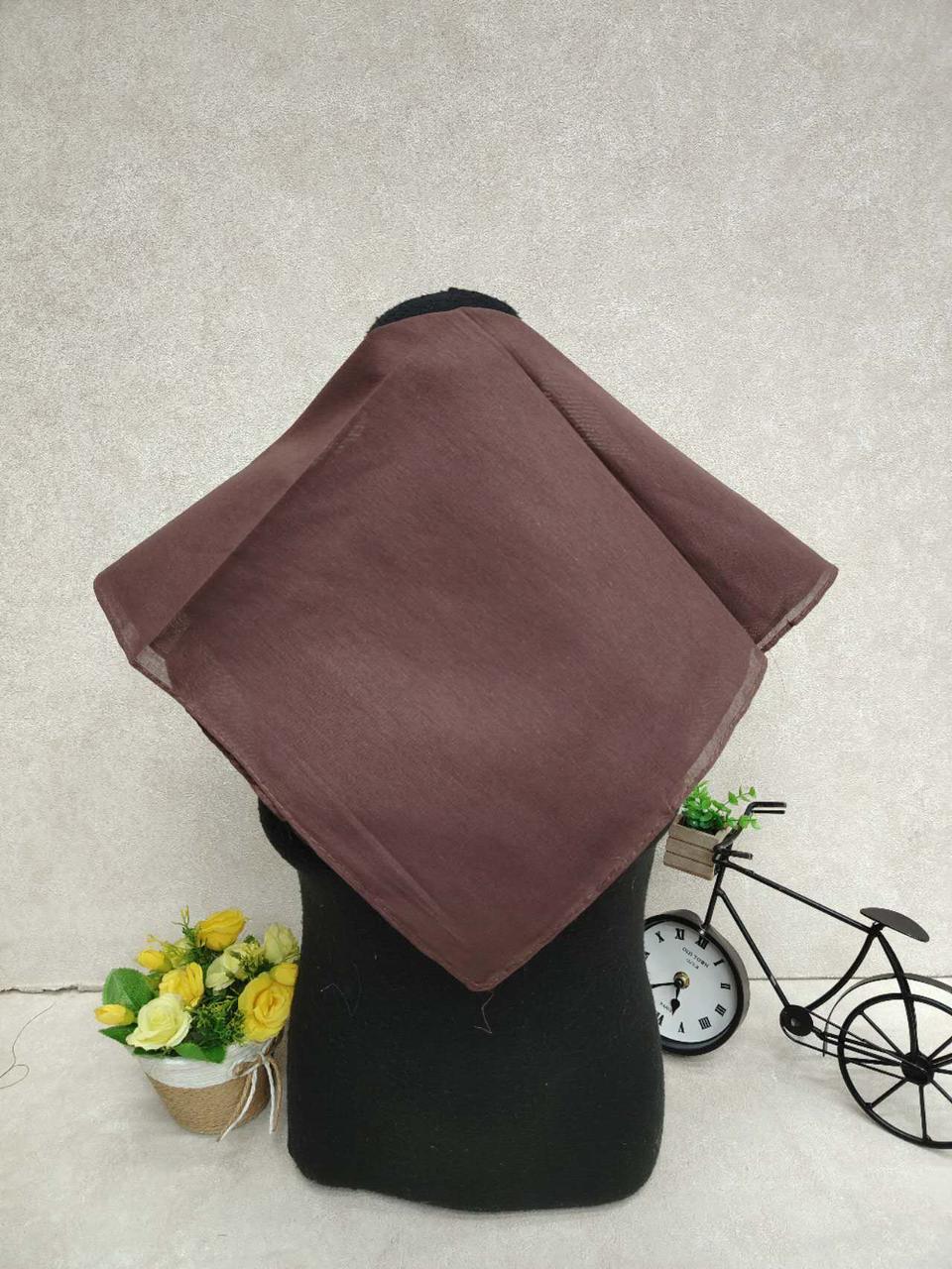 На фото 1 - Платок косынка на голову и шею, хлопок, цвет шоколад