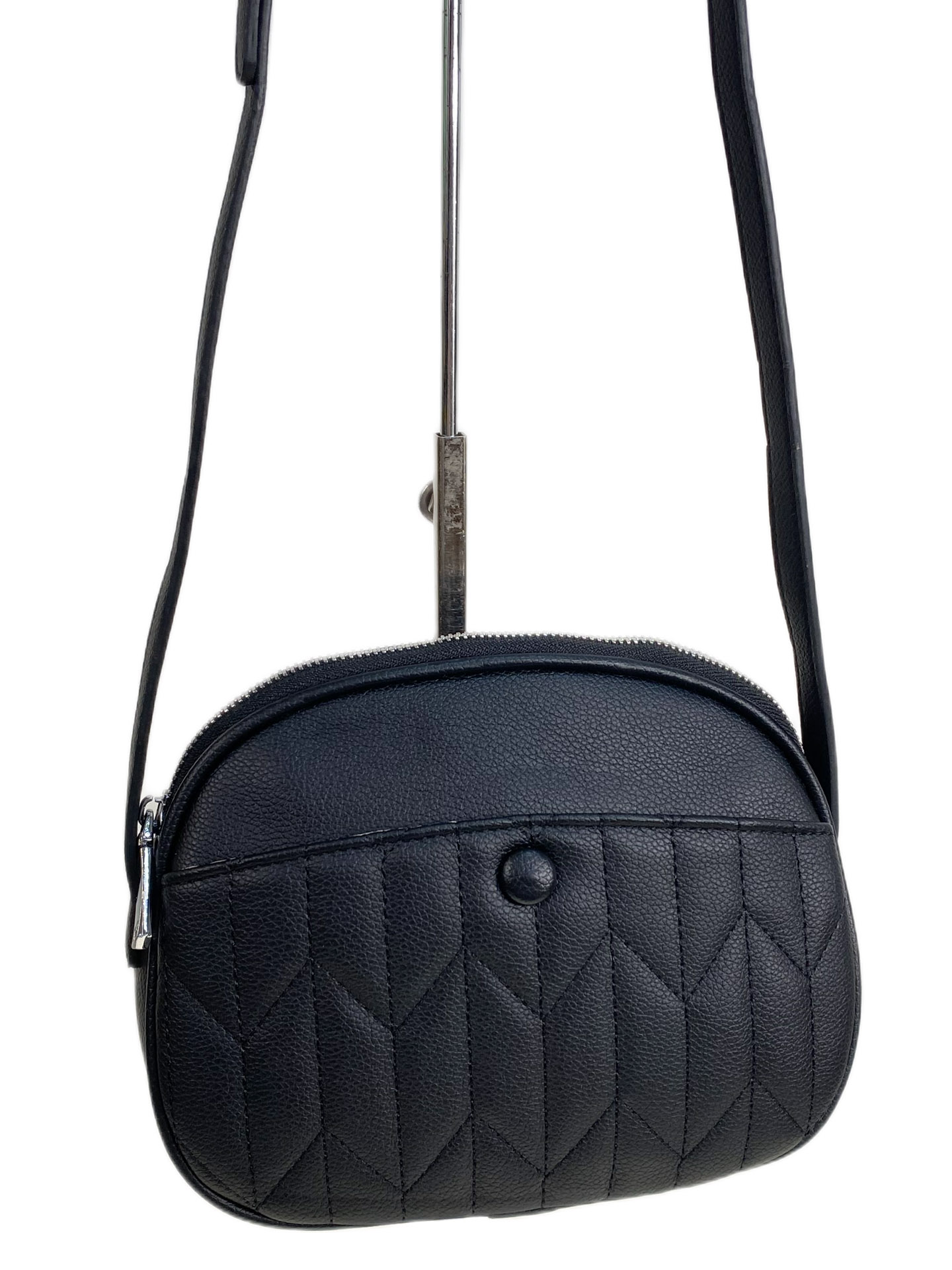 На фото 1 - Женская сумка из искусственной кожи, цвет черный