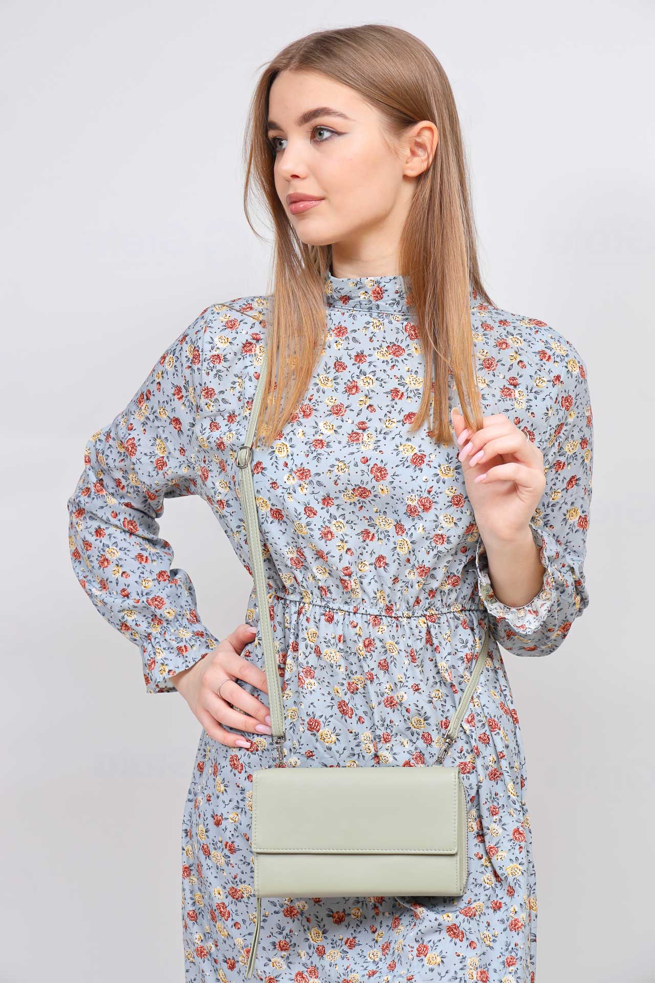 На фото 1 - Небольшая женская сумочка-клатч из искусственной кожи, цвет оливковый