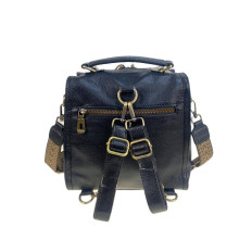 На фото 2 - Женская сумка - рюкзак из искусственной кожи, цвет черный