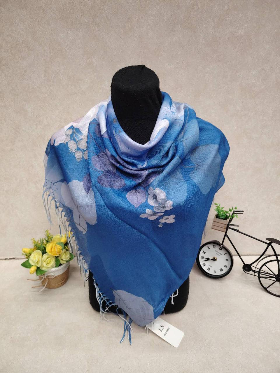 На фото 1 - Женский платок из кашемира, мультицвет