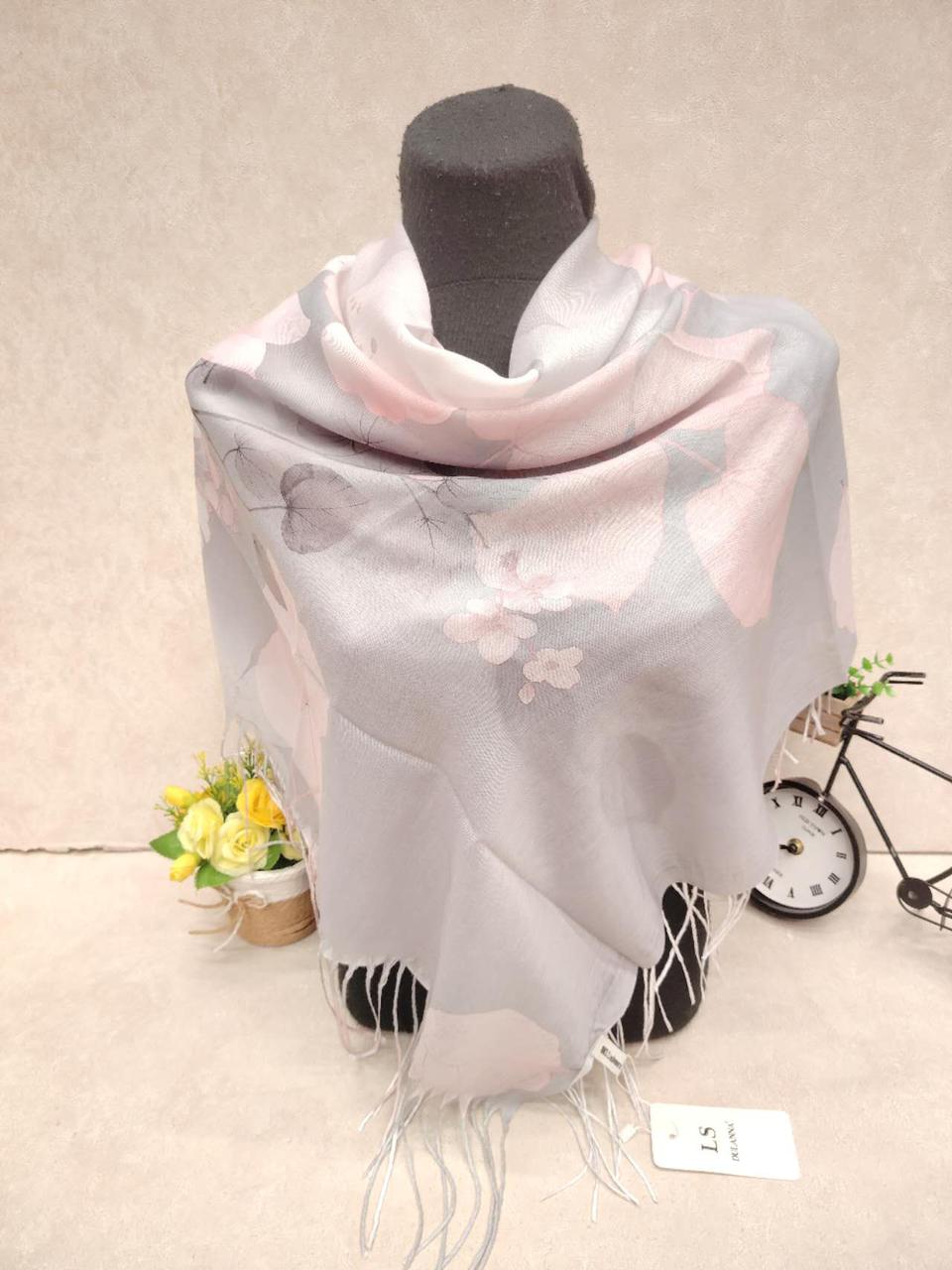 На фото 1 - Женский платок из кашемира, мультицвет